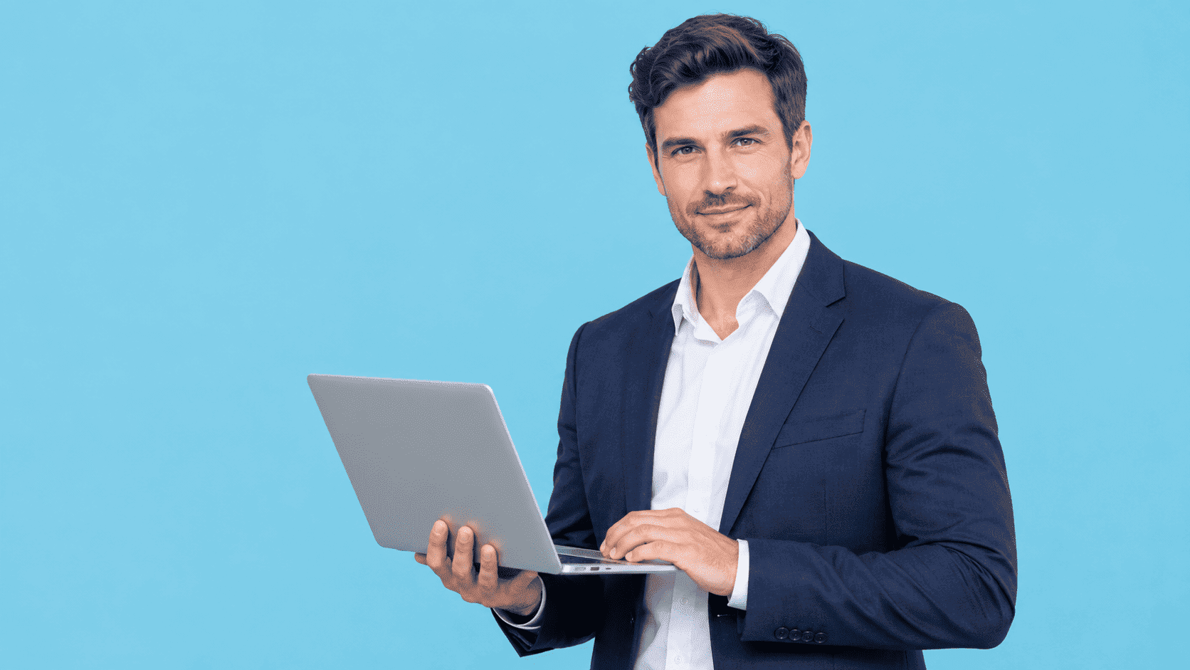 Un consultant, ordinateur portable en main — le pôle Expertise