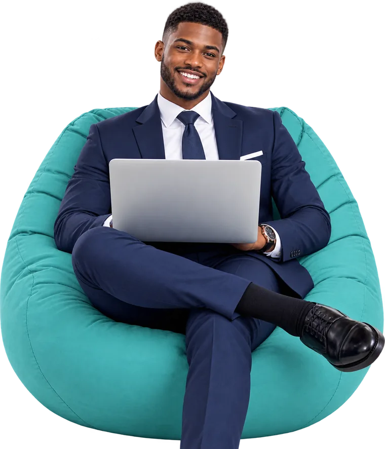 Un entrepreneur souriant, ordinateur portable sur les genoux, assis sur un pouf turquoise